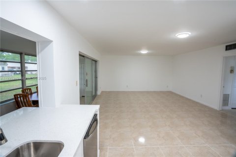 Condo in Miami, Florida, 1 bedroom  № 1993544 - photo 4