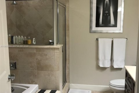 Condominio en alquiler en Coral Gables, Florida, 2 dormitorios, 115.76 m2 № 2024917 - foto 12