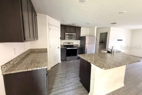 House in Deltona, Florida 3 bedrooms, 131.18 sq.m. № 2258958 - photo 4