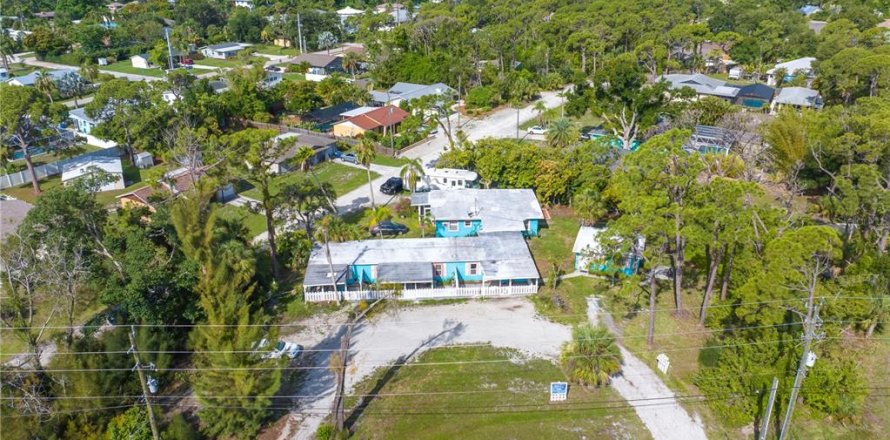 Commercial property in Englewood, Florida № 1613555