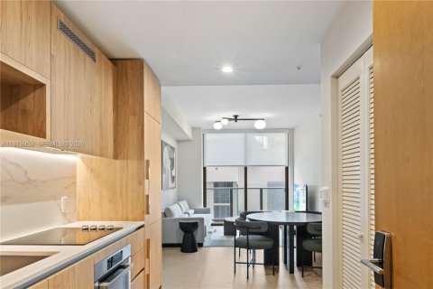 Condo in Miami, Florida, 1 bedroom  № 2044018 - photo 5