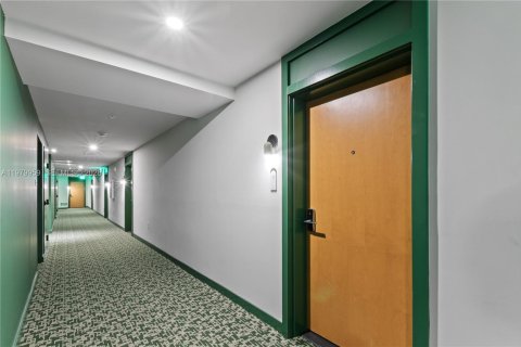 Condo in Miami, Florida, 1 bedroom  № 2044018 - photo 3