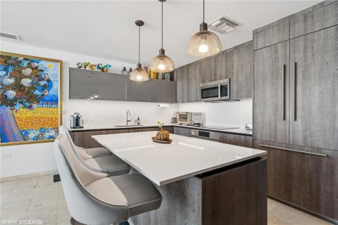 Condominio en alquiler en Miami, Florida, 2 dormitorios, 128.48 m2 № 2058777 - foto 23