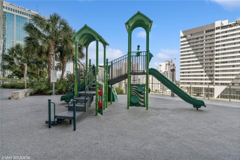Condominio en alquiler en Miami, Florida, 2 dormitorios, 128.48 m2 № 2058777 - foto 19