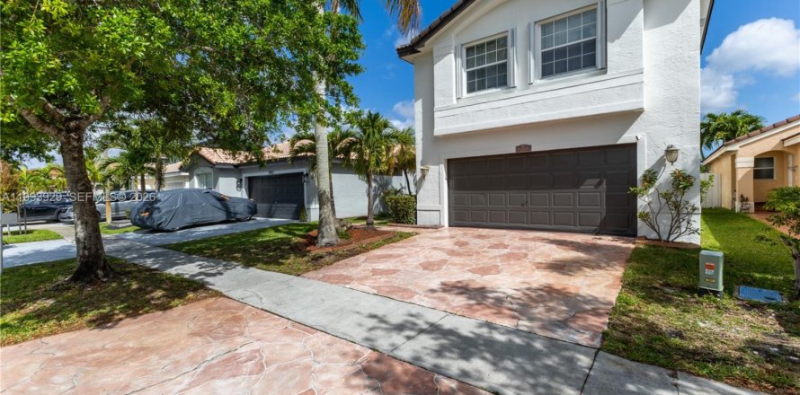 Дом в Мирамар, Флорида 4 спальни, 218.04м2 № 2060285