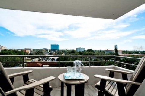 Condo in Bradenton, Florida, 2 bedrooms № 2207095 - photo 2