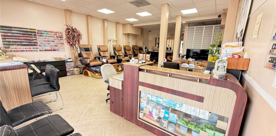 Propiedad comercial en North Miami, Florida № 1819941