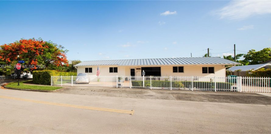 Villa ou maison à Sweetwater, Floride 4 chambres, 159.23 m2 № 2087836