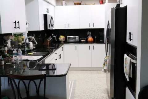 Villa ou maison à vendre à Sweetwater, Floride: 4 chambres, 159.23 m2 № 2087836 - photo 2