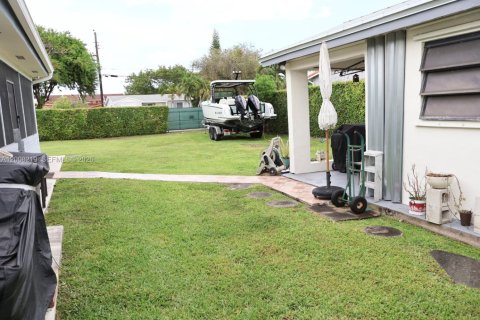 Villa ou maison à vendre à Sweetwater, Floride: 4 chambres, 159.23 m2 № 2087836 - photo 16