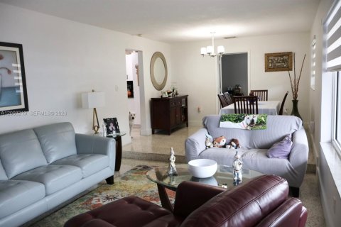 Villa ou maison à vendre à Sweetwater, Floride: 4 chambres, 159.23 m2 № 2087836 - photo 5