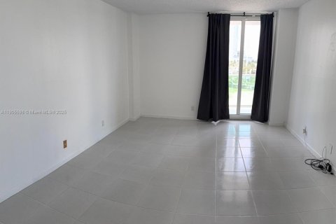 Condominio en venta en Sunny Isles Beach, Florida, 1 dormitorio, 92.07 m2 № 2012818 - foto 7