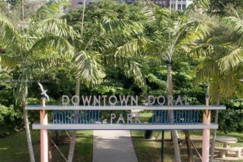 Condo in Doral, Florida, 2 bedrooms  № 1881995 - photo 22