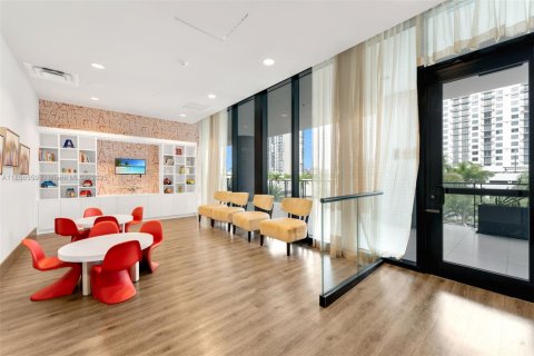 Condo in Doral, Florida, 2 bedrooms  № 1881995 - photo 13