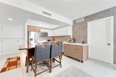 Condo in Doral, Florida, 2 bedrooms  № 1881995 - photo 3