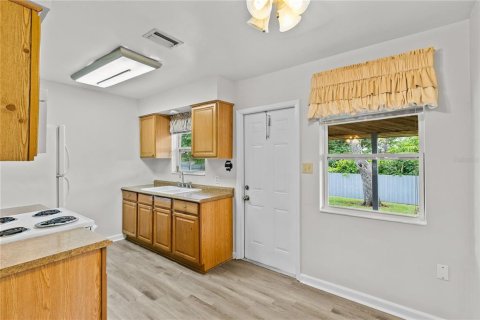 House in Titusville, Florida 4 bedrooms, 75.81 sq.m. № 2347762 - photo 6