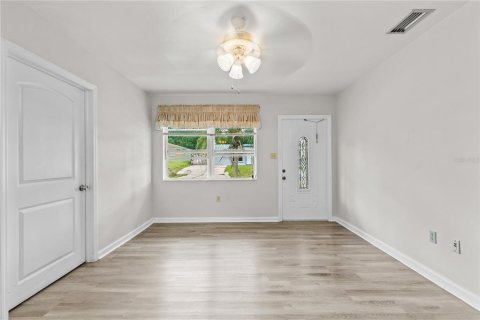 House in Titusville, Florida 4 bedrooms, 75.81 sq.m. № 2347762 - photo 3