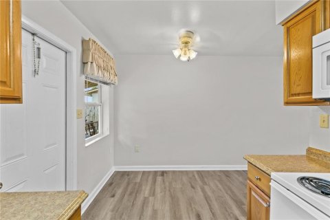 House in Titusville, Florida 4 bedrooms, 75.81 sq.m. № 2347762 - photo 4