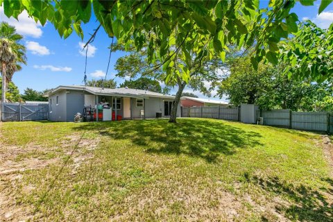 House in Titusville, Florida 4 bedrooms, 75.81 sq.m. № 2347762 - photo 16