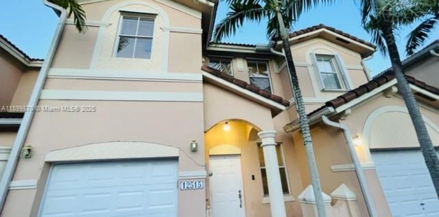 Townhouse in Miami, Florida 4 bedrooms, 166.57 sq.m. № 1952616