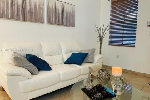Townhouse in Miami, Florida 4 bedrooms, 166.57 sq.m. № 1952616 - photo 2