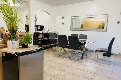 Townhouse in Miami, Florida 4 bedrooms, 166.57 sq.m. № 1952616 - photo 8
