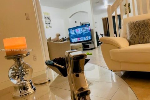 Townhouse in Miami, Florida 4 bedrooms, 166.57 sq.m. № 1952616 - photo 5