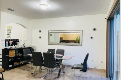 Townhouse in Miami, Florida 4 bedrooms, 166.57 sq.m. № 1952616 - photo 7