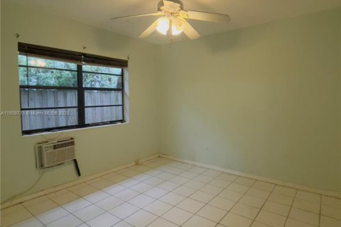 Снять в аренду виллу или дом в Майами-Бич, Флорида 1 спальня, 273.6м2, № 1964371 - фото 3