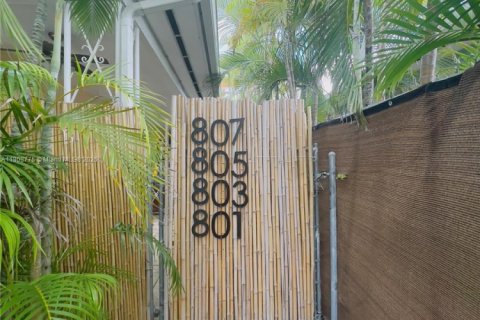 Снять в аренду виллу или дом в Майами-Бич, Флорида 1 спальня, 273.6м2, № 1964371 - фото 1