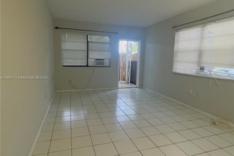 Снять в аренду виллу или дом в Майами-Бич, Флорида 1 спальня, 273.6м2, № 1964371 - фото 9