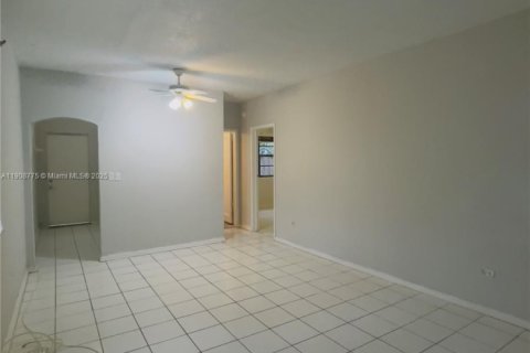 Снять в аренду виллу или дом в Майами-Бич, Флорида 1 спальня, 273.6м2, № 1964371 - фото 4