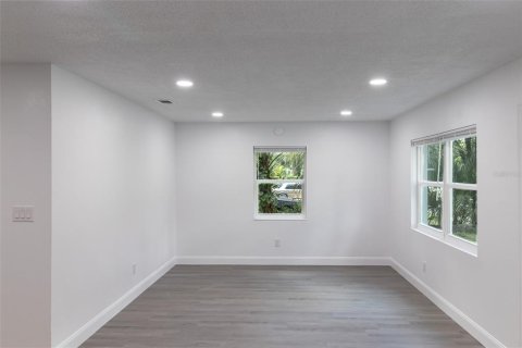 Casa en venta en Tampa, Florida, 4 dormitorios, 111.67 m2 № 1913127 - foto 12
