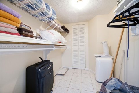 Condo in Lauderdale Lakes, Florida, 2 bedrooms № 2036086 - photo 17