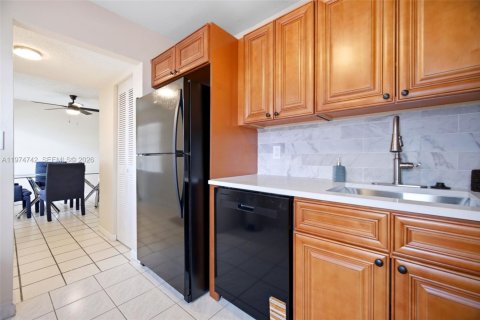 Condo in Lauderdale Lakes, Florida, 2 bedrooms № 2036086 - photo 12
