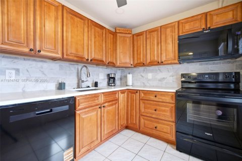 Condo in Lauderdale Lakes, Florida, 2 bedrooms № 2036086 - photo 2