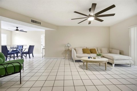Condo in Lauderdale Lakes, Florida, 2 bedrooms № 2036086 - photo 10