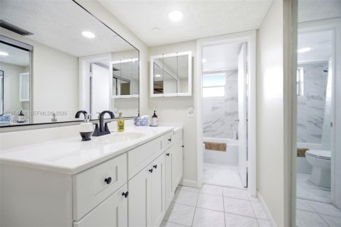 Condo in Lauderdale Lakes, Florida, 2 bedrooms № 2036086 - photo 15
