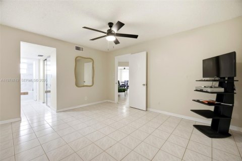 Condo in Lauderdale Lakes, Florida, 2 bedrooms № 2036086 - photo 14