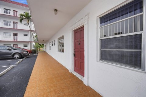 Condo in Lauderdale Lakes, Florida, 2 bedrooms № 2036086 - photo 3