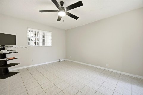 Condo in Lauderdale Lakes, Florida, 2 bedrooms № 2036086 - photo 13