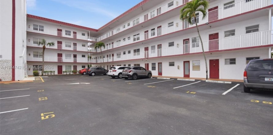 Condo in Lauderdale Lakes, Florida, 2 bedrooms № 2036086