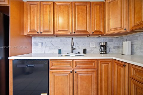 Condo in Lauderdale Lakes, Florida, 2 bedrooms № 2036086 - photo 11