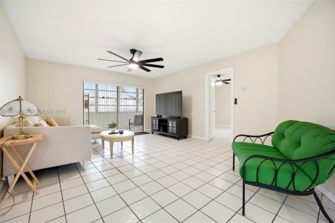 Condo in Lauderdale Lakes, Florida, 2 bedrooms № 2036086 - photo 5