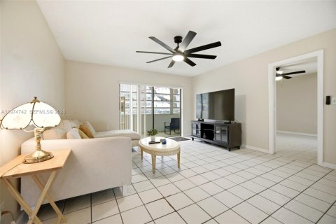 Condo in Lauderdale Lakes, Florida, 2 bedrooms № 2036086 - photo 9