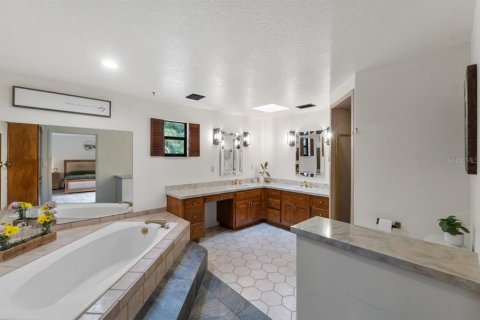 House in Winter Haven, Florida 4 bedrooms, 299.61 sq.m. № 1677552 - photo 23