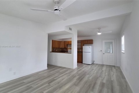 Villa ou maison à louer à Miami, Floride: 3 chambres, 93.65 m2 № 1925564 - photo 3