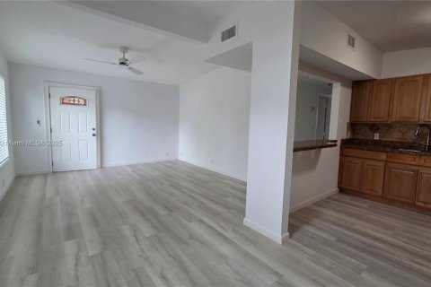 Villa ou maison à louer à Miami, Floride: 3 chambres, 93.65 m2 № 1925564 - photo 4