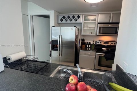 Condo in Miami, Florida, 2 bedrooms  № 1868049 - photo 11