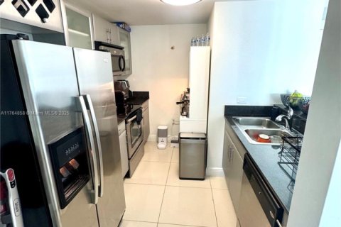 Condo in Miami, Florida, 2 bedrooms  № 1868049 - photo 9